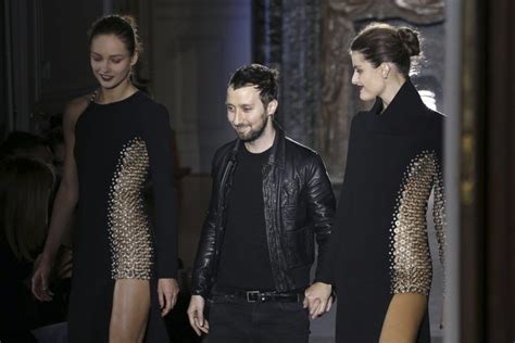 Yves Saint Laurent nomme Anthony Vaccarello Directeur Artistique.